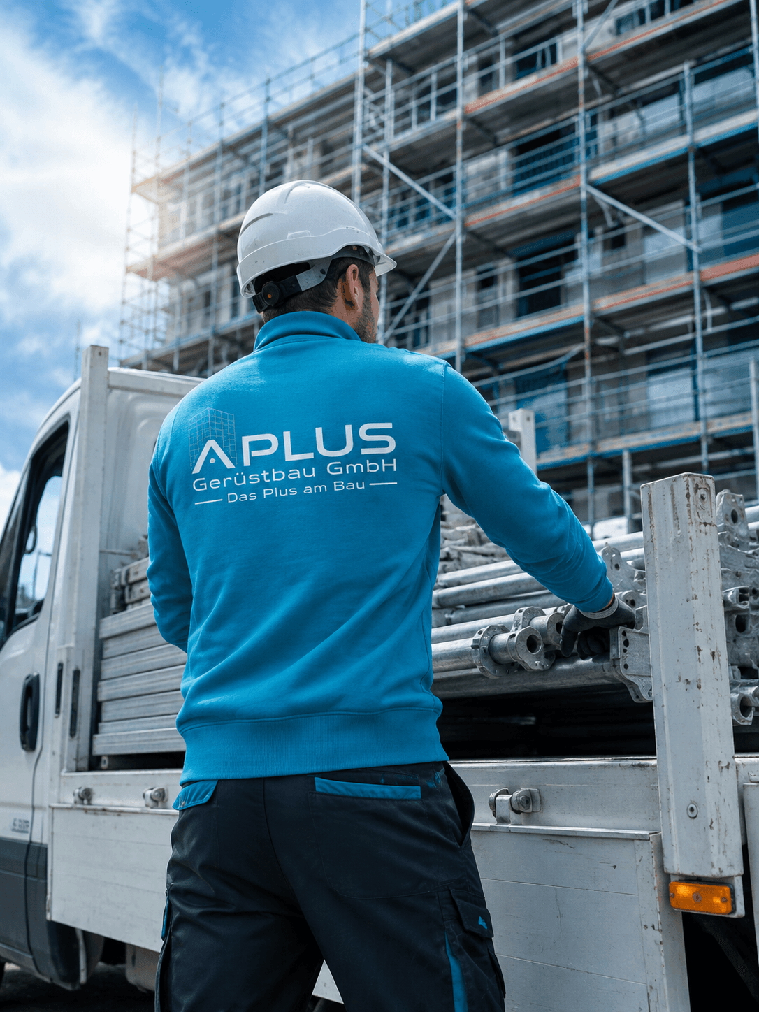 Gerüstbauer entlädt Gerüstmaterial von der Pritsche eines A PLUS Lkw